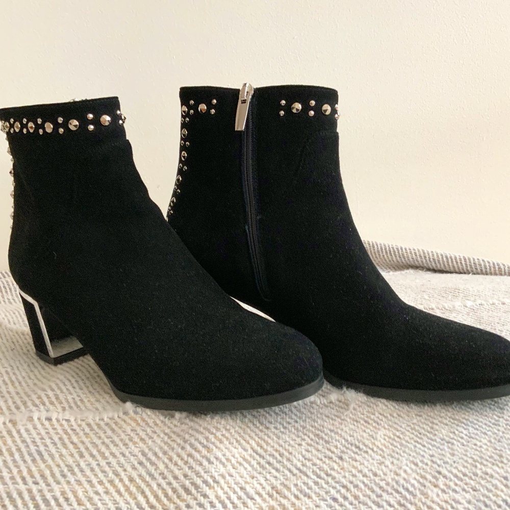 RON WHITE BLACK SUEDE STUDDED BOOTIE SIZE 39